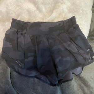 Lululemon black camo Hotty toddy 2.5 shorts size 6